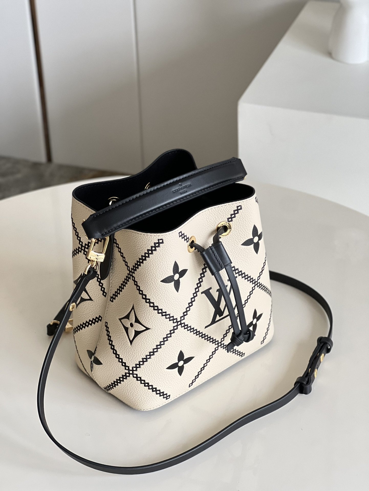 Louis Vuitton Néonoé MM 26Cm Cream M46023 - Image 4