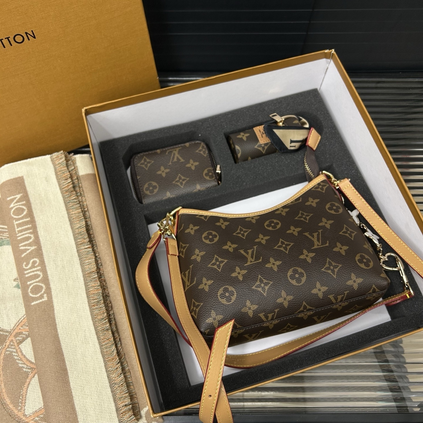 Gift Set: Louis Vuitton Carryall Bag In Monogram Canvas With Know Zippy Coin And Scarf Monogram Beige - Image 5