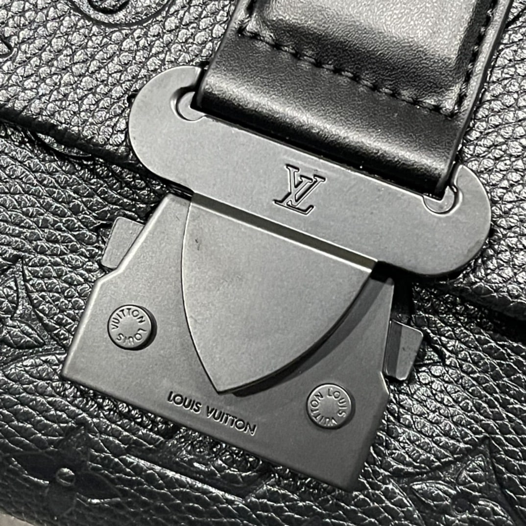 Louis Vuitton S Cape Messenger Black 28Cm M23741 - Image 5