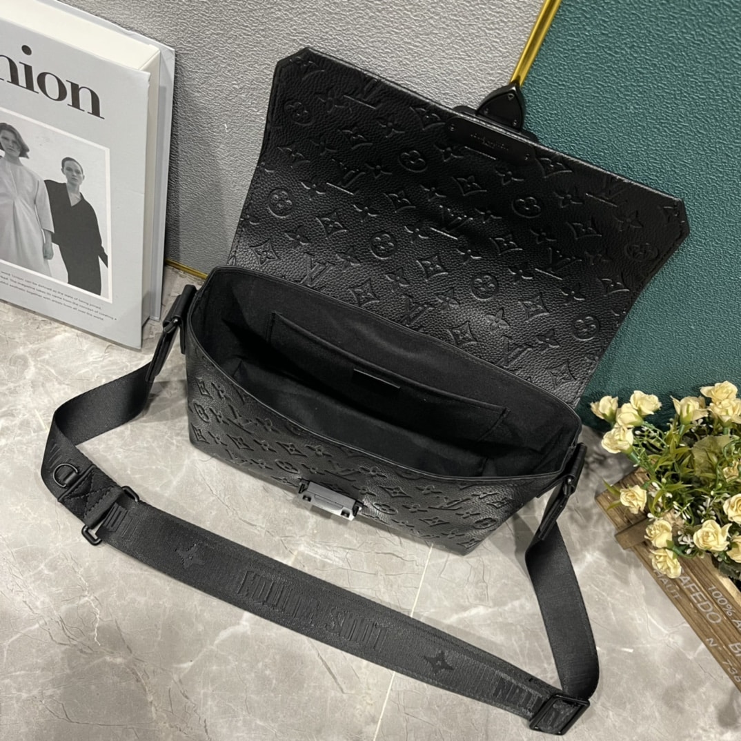 Louis Vuitton S Cape Messenger Black 28Cm M23741 - Image 8